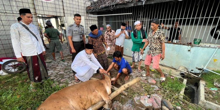 Rutan Sampang Salurkan Daging Qurban untuk Yayasan dan Warga Sekitar