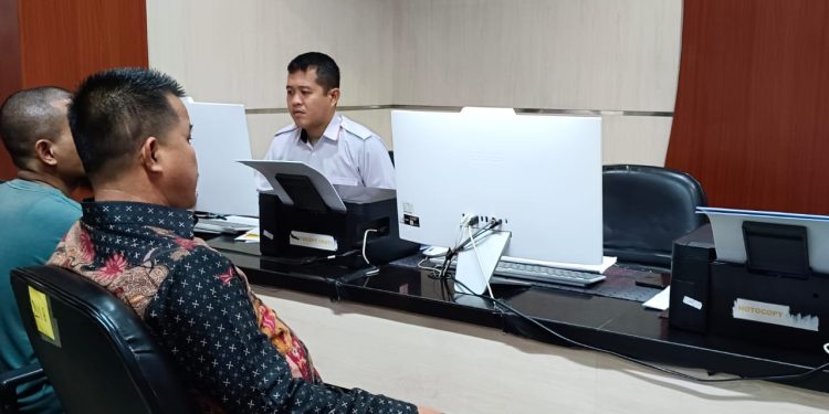 Diduga Rampas Mobil dan Surat Tanah Milik Debitur, Karyawan bank Plat Merah di Palembang Dipolisikan Palembang, – Didampingi kuasa hukumnya Anto Astari Cikmit SH MH, Sumardi selaku debitur bank mela.