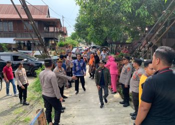 Bersama Kapolres dan Wakapolres, Kapolsek Tempe Salurkan Bantuan Sosial untuk Warga