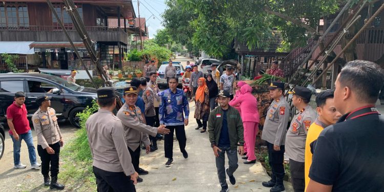 Bersama Kapolres dan Wakapolres, Kapolsek Tempe Salurkan Bantuan Sosial untuk Warga