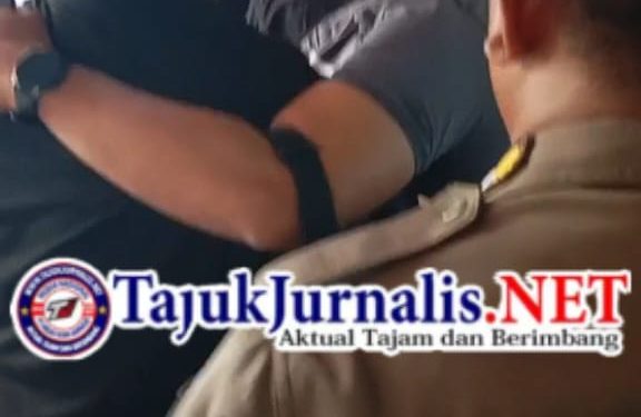 Awak Media Didorong, Dilarang Pengambilan Liputan, Dipiting, dan Ditantang Diajak Duel oleh Oknum Pengamanan Wabup Sidoarjo Saat Liputan di Pendopo Kabupaten Sidoarjo