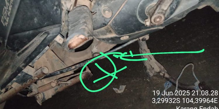 Terjebak Lobang Hingga Motor Alami Rusak Pemilik Kendaraan meminta Dinas Terkait Serius Membenain Jalan Yang Berlobang