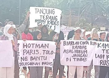 Pasca Dugaan Aniaya Warganya, Warga Tanjung Terang Gunung Megang Gelar Demo Desak Kades di Non Aktifkan
