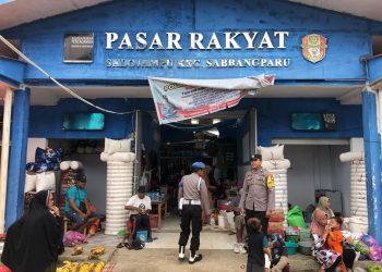Polsek Sabbangparu Laksanakan Patroli Dialogis dan Pengamanan di Pasar Rakyat Salojampu