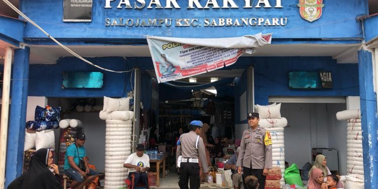 Polsek Sabbangparu Laksanakan Patroli Dialogis dan Pengamanan di Pasar Rakyat Salojampu