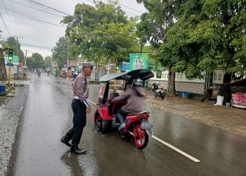 Pengamanan dan Pengaturan Lalin Pagi, Satlantas Polres Wajo Hadir di Tengah Masyarakat