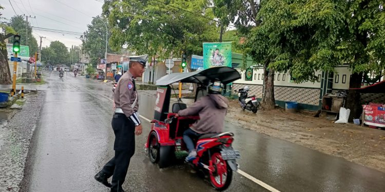 Pengamanan dan Pengaturan Lalin Pagi, Satlantas Polres Wajo Hadir di Tengah Masyarakat