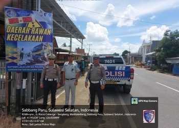 Peduli Keselamatan, Satlantas Polres Wajo dan Jasa Raharja Pasang Spanduk di Titik Rawan Kecelakaan