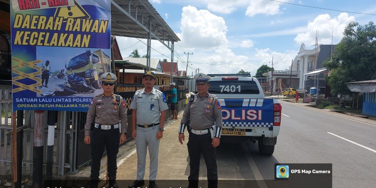 Peduli Keselamatan, Satlantas Polres Wajo dan Jasa Raharja Pasang Spanduk di Titik Rawan Kecelakaan