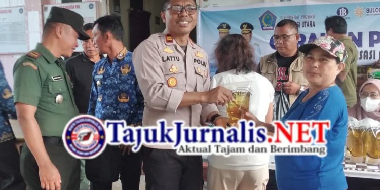 Kapolsek Lemtim Iptu M.K. Lattu Hadiri Kegiatan Pasar Murah di Desa Kapataran Lembean Timur