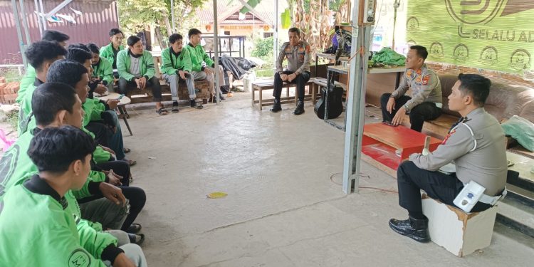 Satlantas Polres Wajo Sambangi Komunitas Kurir: Edukasi Keselamatan Lalu Lintas dengan Sentuhan Kekeluargaan