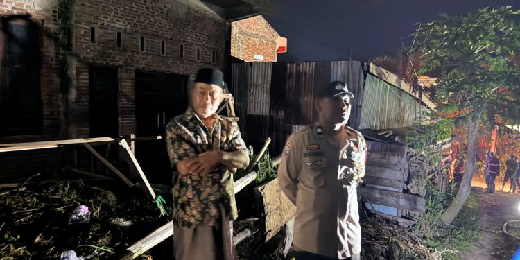 Polsek Tempe Tanggap Cepat Tangani Kebakaran Rumah Kosong di Kelurahan Bulupabbulu