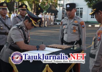Kapolres Sampang Pimpin Sertijab Kabag SDM, Kabag Log, Kapolsek Jrengik dan Banyuates