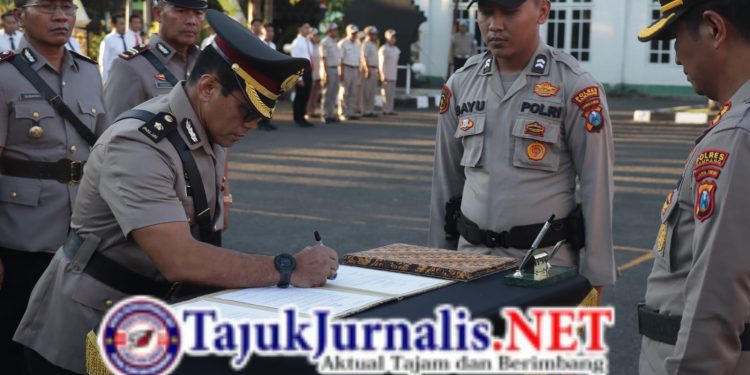 Kapolres Sampang Pimpin Sertijab Kabag SDM, Kabag Log, Kapolsek Jrengik dan Banyuates