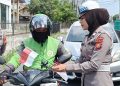 Gelorakan Semangat Kemerdekaan, Ditlantas Polda Riau dan Satlantas Jajaran Bagikan Bendera Merah Putih ke Pengendara