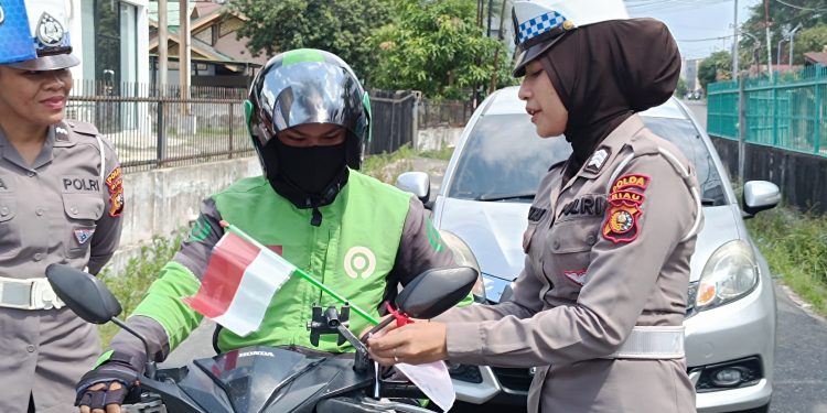 Gelorakan Semangat Kemerdekaan, Ditlantas Polda Riau dan Satlantas Jajaran Bagikan Bendera Merah Putih ke Pengendara