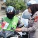 Gelorakan Semangat Kemerdekaan, Ditlantas Polda Riau dan Satlantas Jajaran Bagikan Bendera Merah Putih ke Pengendara