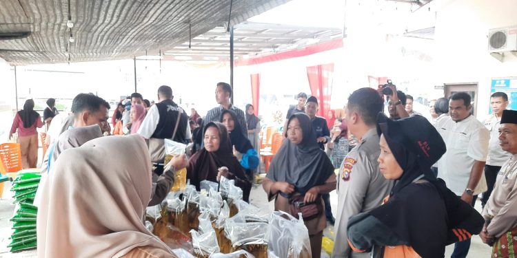 Operasi Pasar Murah Polres Pelalawan dan Bulog Stabilisasi Harga Pangan untuk Masyarakat