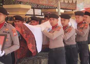 Kapolres Wajo Hadiri Upacara Pelepasan Jenazah AKP (Purn) Sudarman, SE, MH, Waka Polres Pimpin Upacara