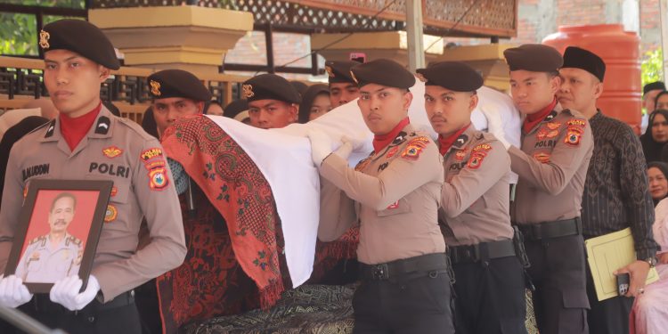 Kapolres Wajo Hadiri Upacara Pelepasan Jenazah AKP (Purn) Sudarman, SE, MH, Waka Polres Pimpin Upacara