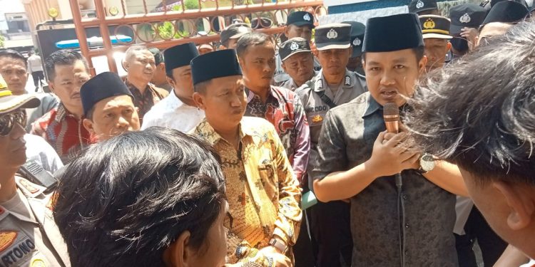 Unjuk Rasa Mahasiswa Gedor DPRD Sampang: Pungutan Liar PTSL Diduga Subur, Bupati Diminta Bertindak