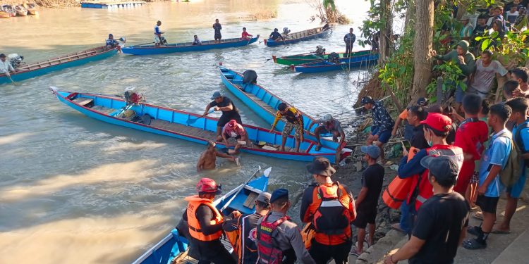 Kebersamaan Polres Wajo dan Masyarakat, Korban Tenggelam Akhirnya Ditemukan
