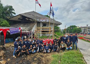 Memperingati HUT RI ke-80 Tahun Organisasi Masyarakat Kota Palembang mengadakan lomba panjat pinang