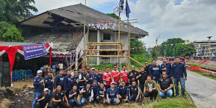 Memperingati HUT RI ke-80 Tahun Organisasi Masyarakat Kota Palembang mengadakan lomba panjat pinang