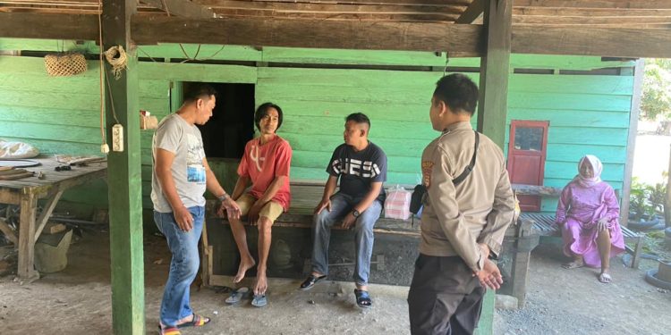 Usai Terima Laporan Orang Tua, Anggota Polsek Pitumpanua Cepat Turun Mediasi dengan Anaknya yang Merusak Isi Rumah