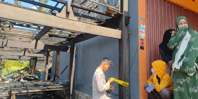 Respon cepat, Kapolsek Belawa Turun Menangani Korban Kebakaran di Desa sappa
