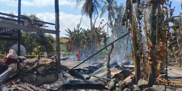 Korsleting Listrik Diduga Sebabkan Kebakaran, Polsek Belawa Amankan Lokasi