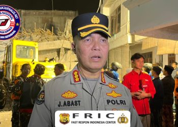 Polda Jatim Bantu Evakuasi Korban Runtuhnya Bangunan Pesantren di Sidoarjo