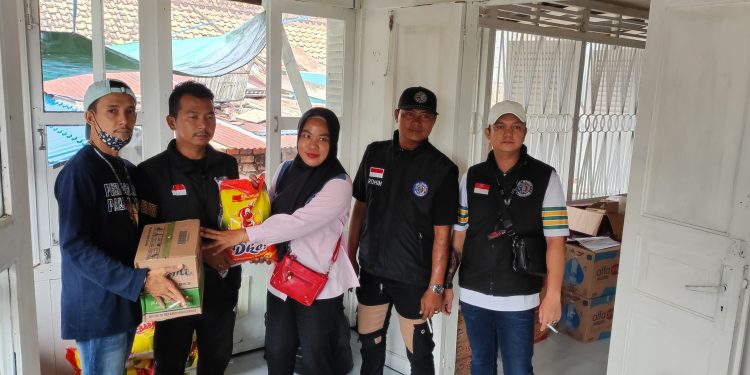 Ormas Per-maskot memberikan bantuan berupa sembako kepada korban kebakaran di 2 tempat bersamaan di lokasi 3/4 ulu dan 35 ilir kota palembang