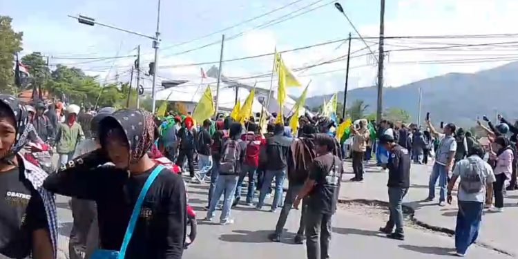 Mahasiswa Palopo Gelar Demo Massal, Tuntut Perubahan di Depan Gedung DPRD Kota Palopo