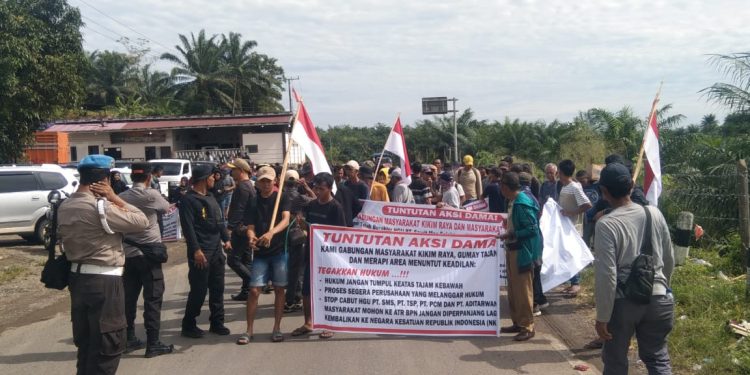 Aksi Damai Dari Gabungan Warga 32 Desa (Kec. Kikim Area dan Gumay Talang) ke Pabrik Kelapa Sawit PT. SMS Kec. Kikim Barat Kab. Lahat.