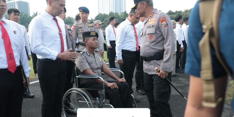 Kapolda Jatim Beri Penghargaan untuk 263 Personel dan KPLB bagi Bripda Ahmad Ricky