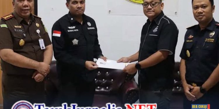 Perkara Dinyatakan Lengkap, Bea Cukai Kendari Serahkan Dua Tersangka dan Barang Bukti ke Kejaksaan Negeri Kendari