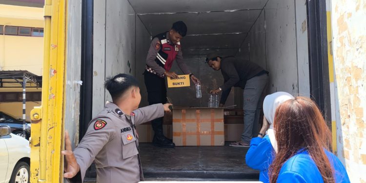 Polresta Banyuwangi Amankan Truk Bermuatan ribuan botol Arak
