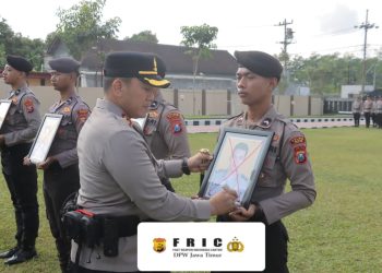 Polres Blitar Gelar Upacara PTDH Bagi Anggota Yang Melakukan Pelanggaran 