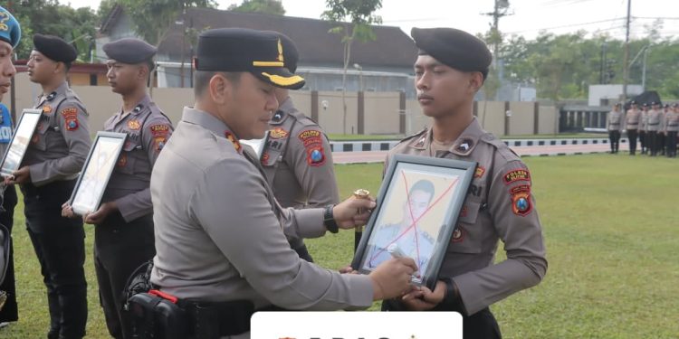 Polres Blitar Gelar Upacara PTDH Bagi Anggota Yang Melakukan Pelanggaran 