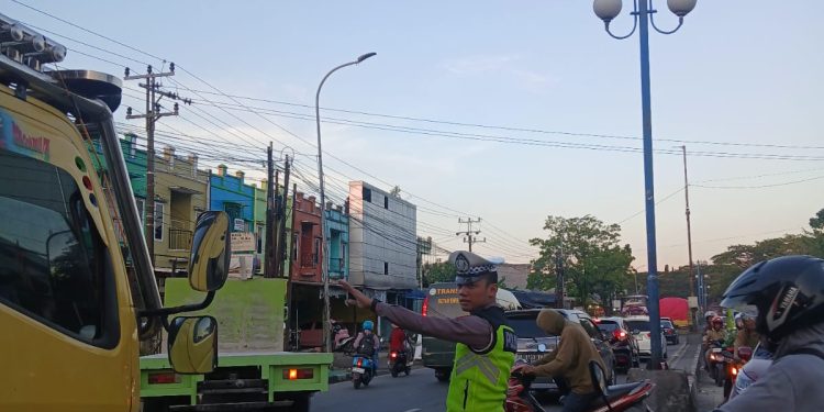 Anggota Satlantas Maros Sigap Evakuasi Truk Penyebab Kemacetan Parah di Poros Maros – Makassar