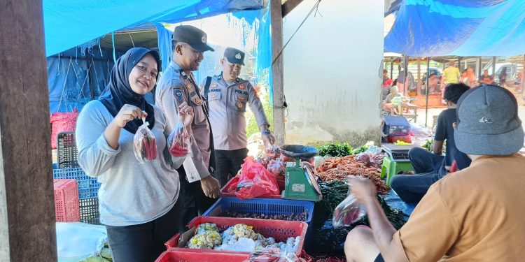 Personel Polsek Belawa Hadir di Tengah Aktivitas Pasar, Beri Rasa Aman bagi Pedagang dan Pembeli