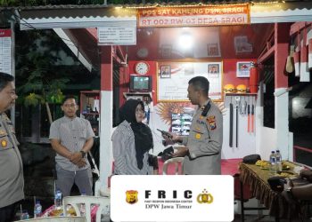 Polres blitar memberikan sarana kontak berupa HT kepada pos kampling