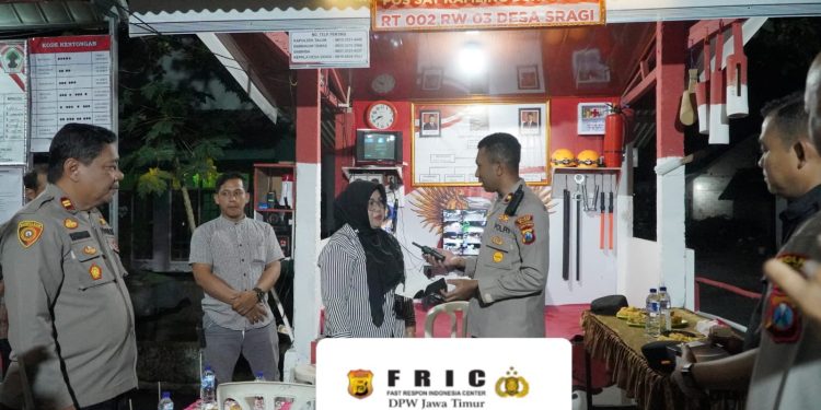Polres blitar memberikan sarana kontak berupa HT kepada pos kampling