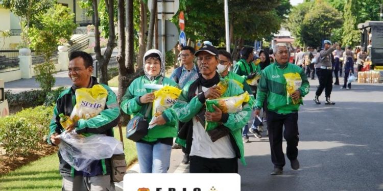“Polda Jatim Peduli Masyarakat” Gelar Bakso Salurkan Bantuan Kepada Ribuan Masyarakat dan Ojol