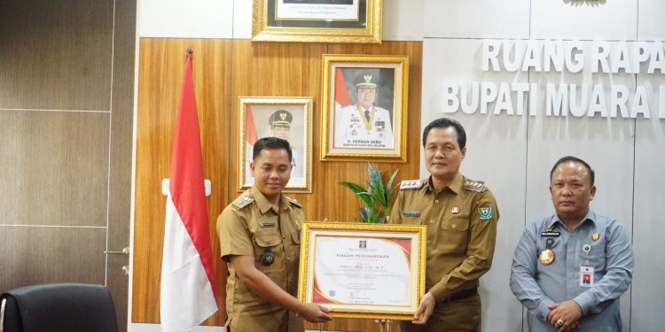 2 lurah dan 7 Kades di Muara Enim Terimah Penghargaaan NLP Tahun 2025 Dari Kemenkum RI