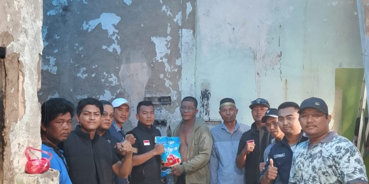 Organisasi masyarakat kota palembang (Per-maskot) memberikan bantuan sembako kepada korban kebakaran