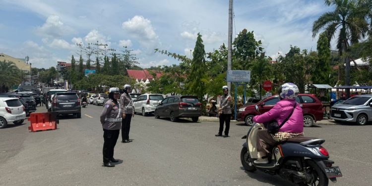 Ciptakan Kamseltibcarlantas, Sat Lantas Polres Wajo Hadir Beri Rasa Aman Jamaah Masjid Raya Sengkang