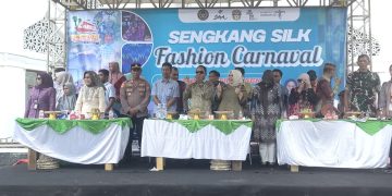 Kapolsek Tempe AKP Candra Said Nur Wakili Kapolres Wajo pada Pembukaan Sengkang Silk Fashion Carnaval 2025