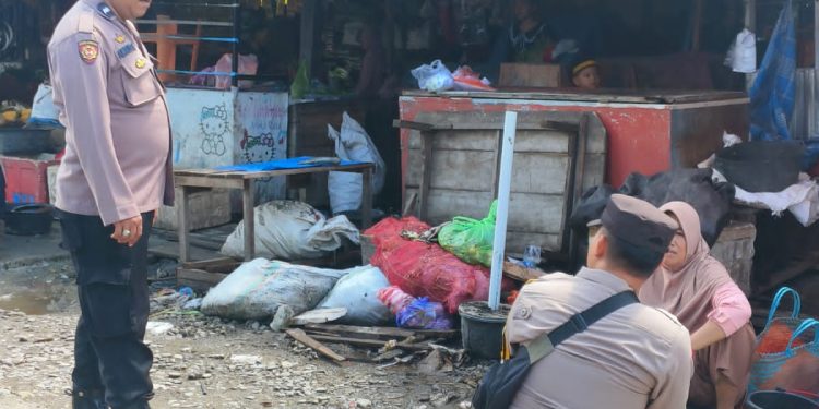 Sambangi Pasar, Kanit Binmas dan Bhabinkamtibmas Polsek Belawa Ajak Warga Peduli Keamanan